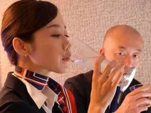 Người phụ nữ hàng xóm qua tắm nhờ và anh thanh niên may mắn