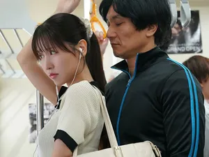 Ba mẹ đi vắng, anh trai ở nhà gạ làm tình với cô em gái