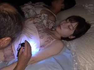 Đang địt thì mẹ của bạn gái về...