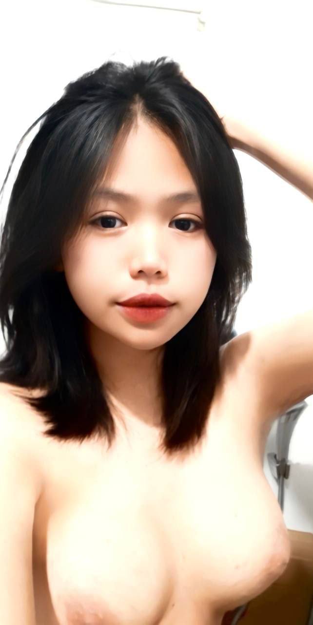 Mỗi đêm, những nữ thần tuyệt vời nhất sẽ đến quyến rũ những cô gái ngoan ngoãn và tán tỉnh họ bằng rượu vang đỏ. Sau ba vòng rượu, họ cảm thấy nồng nhiệt và quan hệ tình dục. Bộ ngực hồng hào và xinh đẹp của họ mỏng như một đường thẳng...