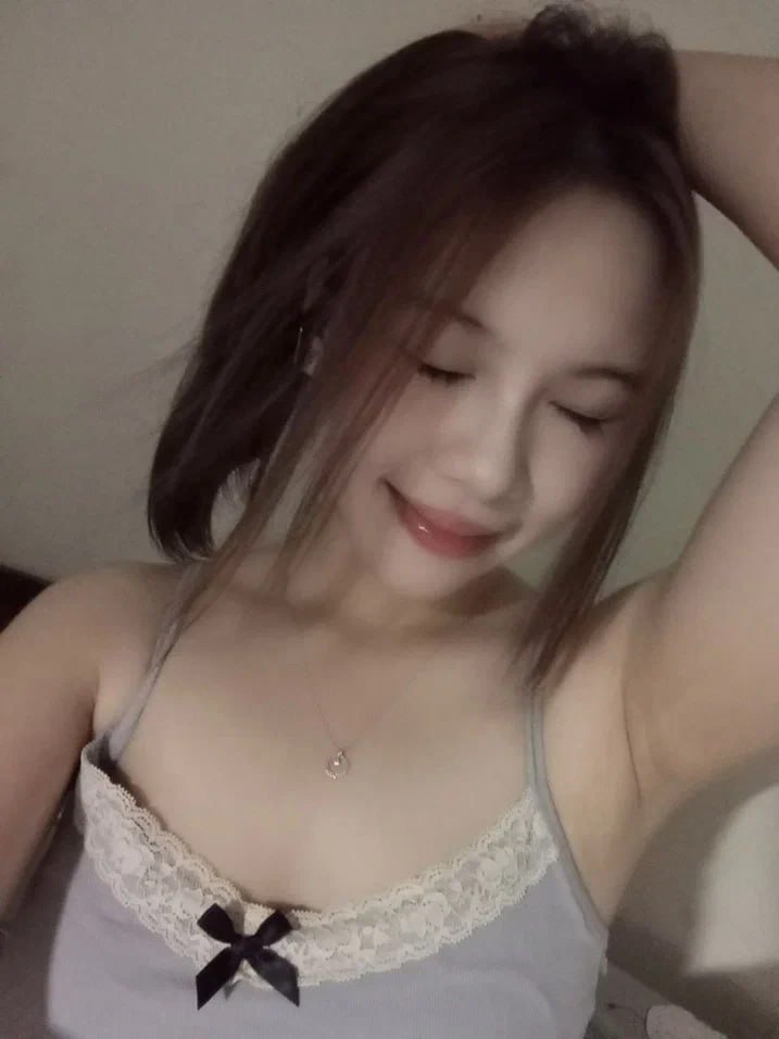 Vợ lén lút quan hệ với bạn trai và quan hệ với anh ta trong xe